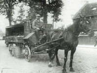 121897 Afbeelding van groenteboer Nicolaas Gerardus Bergsteijn (geb. 1888, overl. 1972) op zijn groentekar met paard.